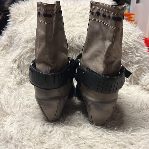 Two Lips  stylish ankle boots women's size 6 - Picture 3 of 7